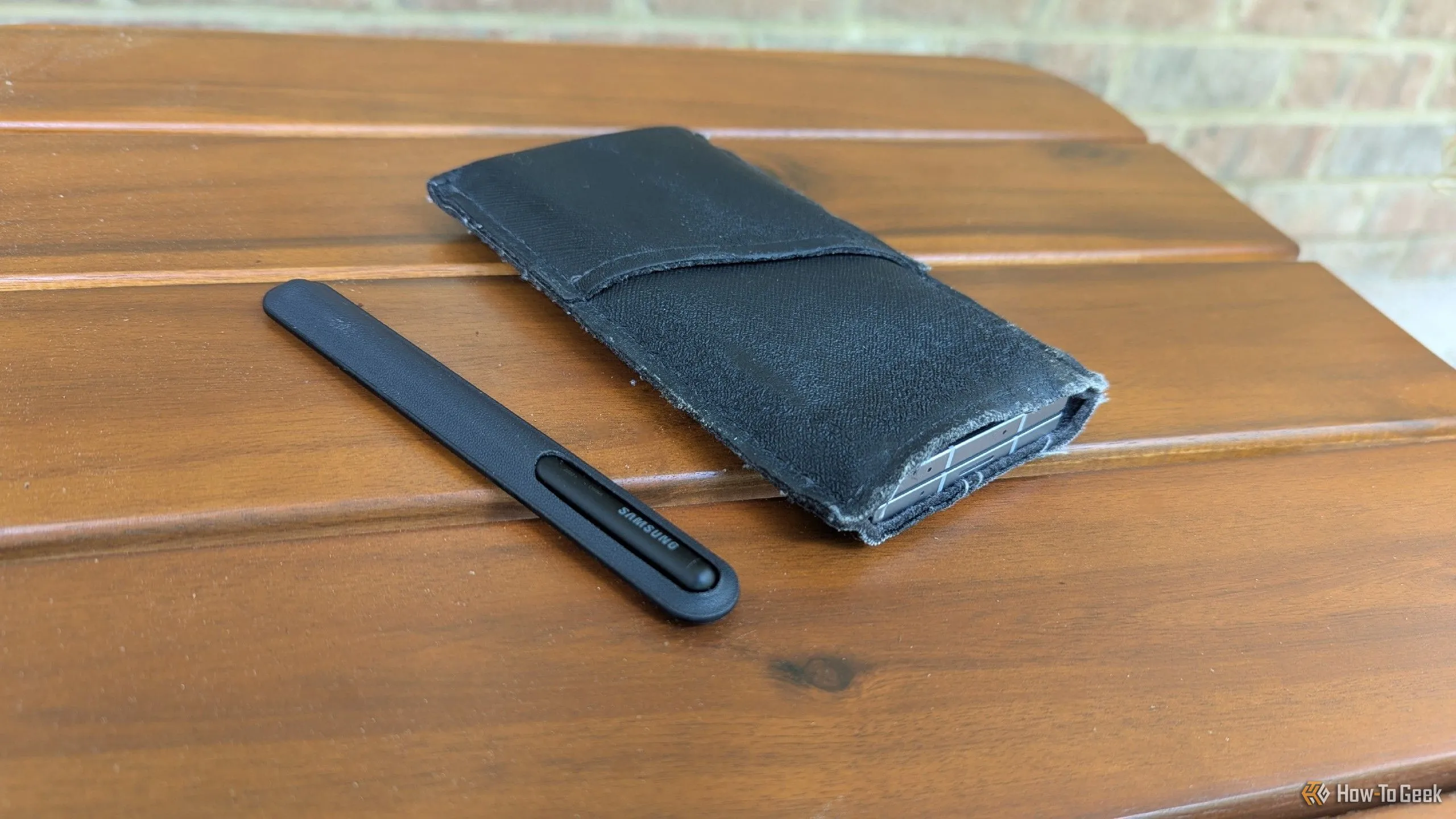 Điện thoại Galaxy Z Fold 6 kèm bút S Pen được đặt gọn gàng trong bao đựng mềm, minh họa giải pháp bảo vệ an toàn.
