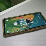 Điện thoại Google Pixel 6 gắn ốp lưng trên bàn làm việc, minh họa sự cồng kềnh và che lấp thiết kế.