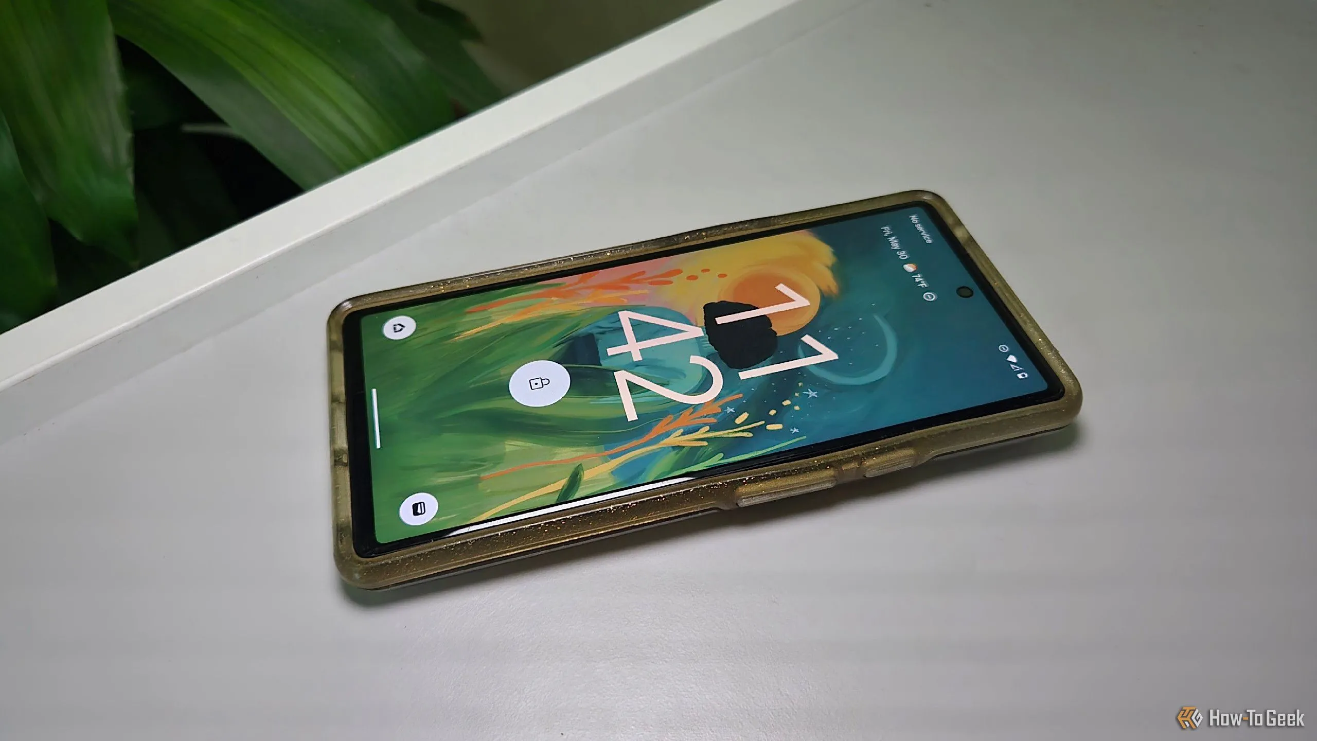 Điện thoại Google Pixel 6 gắn ốp lưng trên bàn làm việc, minh họa sự cồng kềnh và che lấp thiết kế.