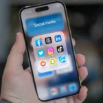 Điện thoại iPhone 14 Pro hiển thị thư mục ứng dụng mạng xã hội của Gen Z bao gồm Facebook, Threads, LinkedIn, Twitter, Instagram, TikTok, Reddit, Snapchat và Bluesky.