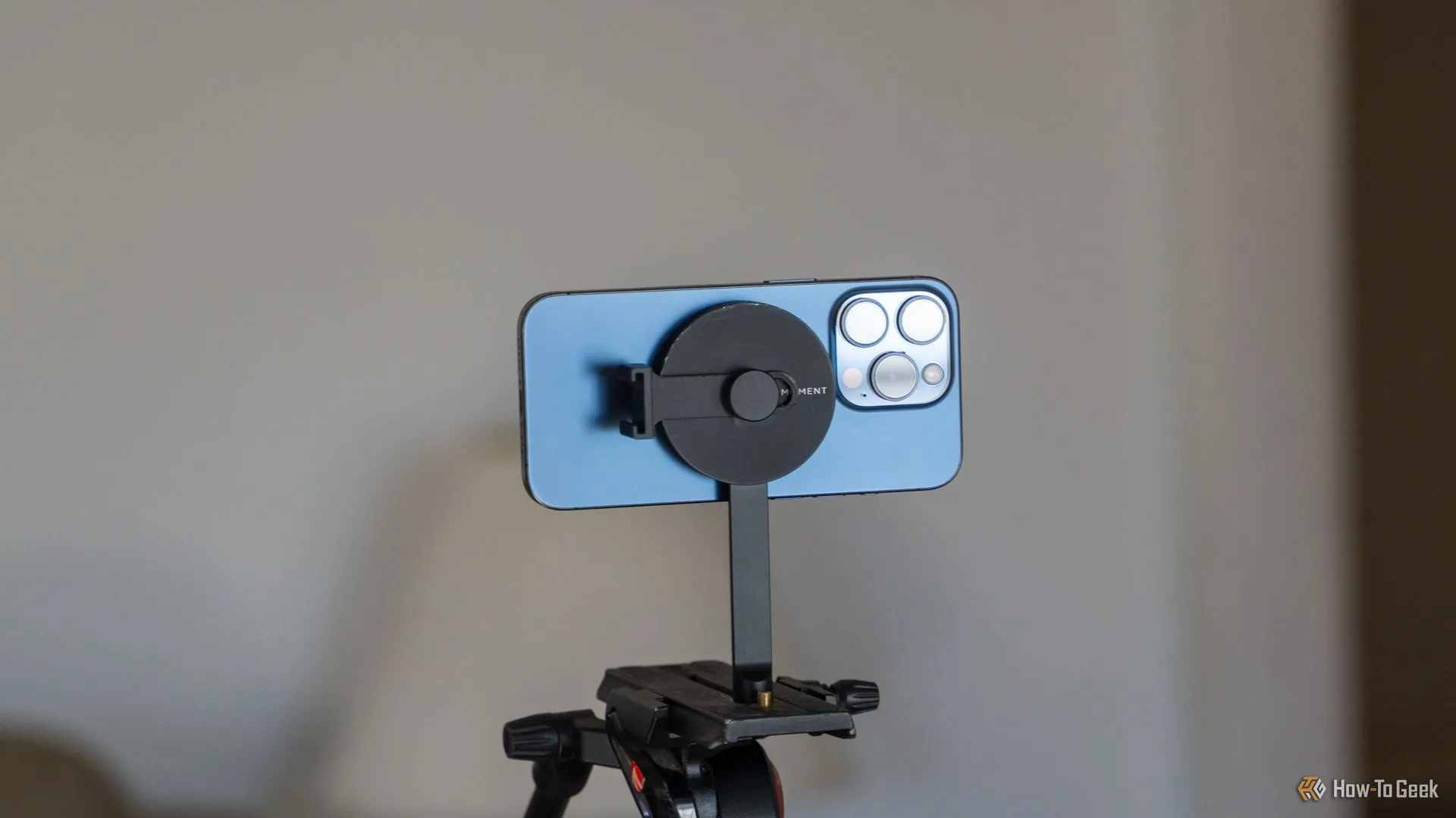 Điện thoại iPhone 15 Pro được gắn ngang trên ngàm tripod Moment MagSafe, tiện lợi cho việc chụp ảnh phong cảnh.