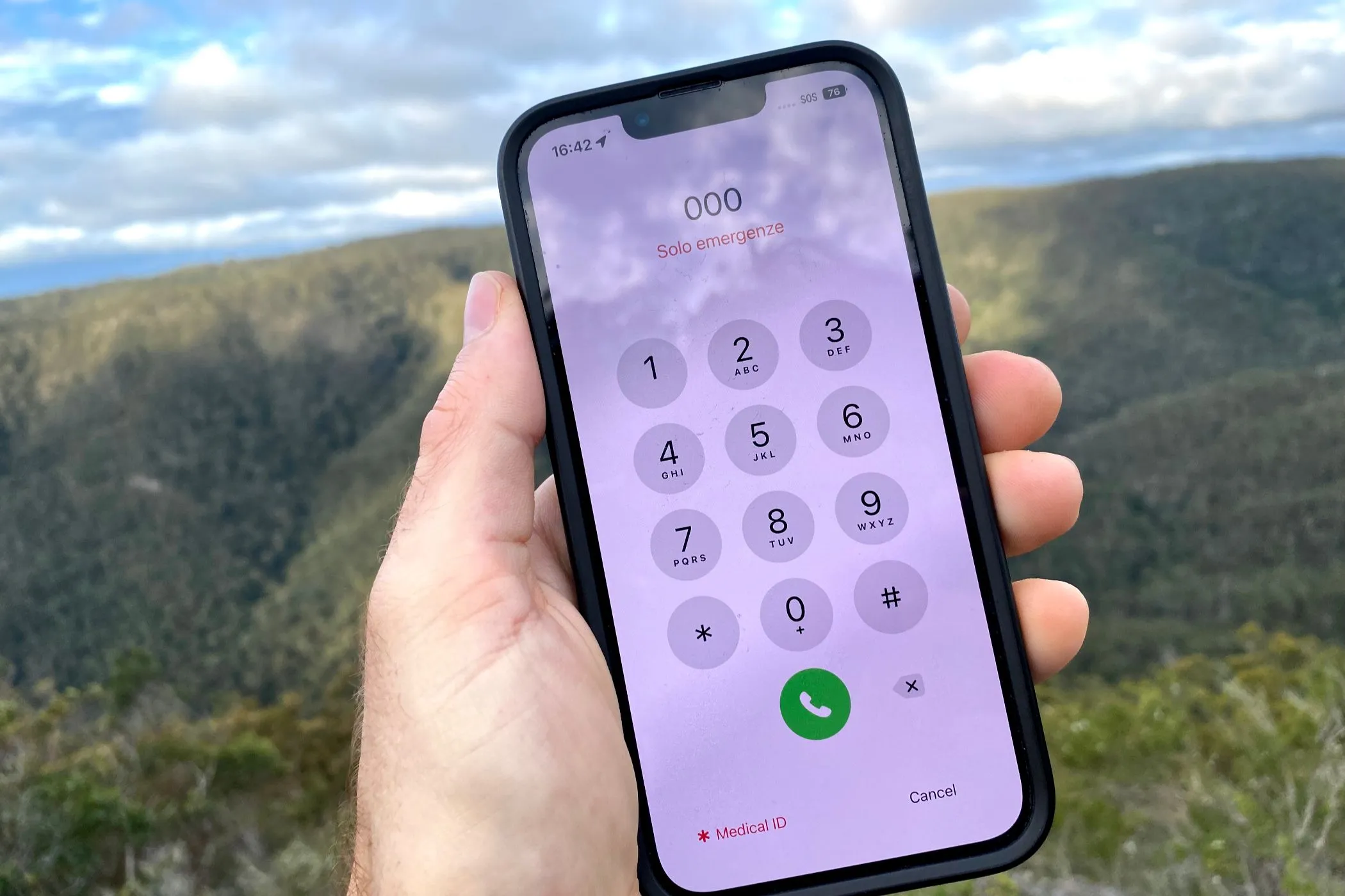 Điện thoại iPhone hiển thị thông báo "SOS" trên màn hình, tượng trưng cho tính năng gọi khẩn cấp.