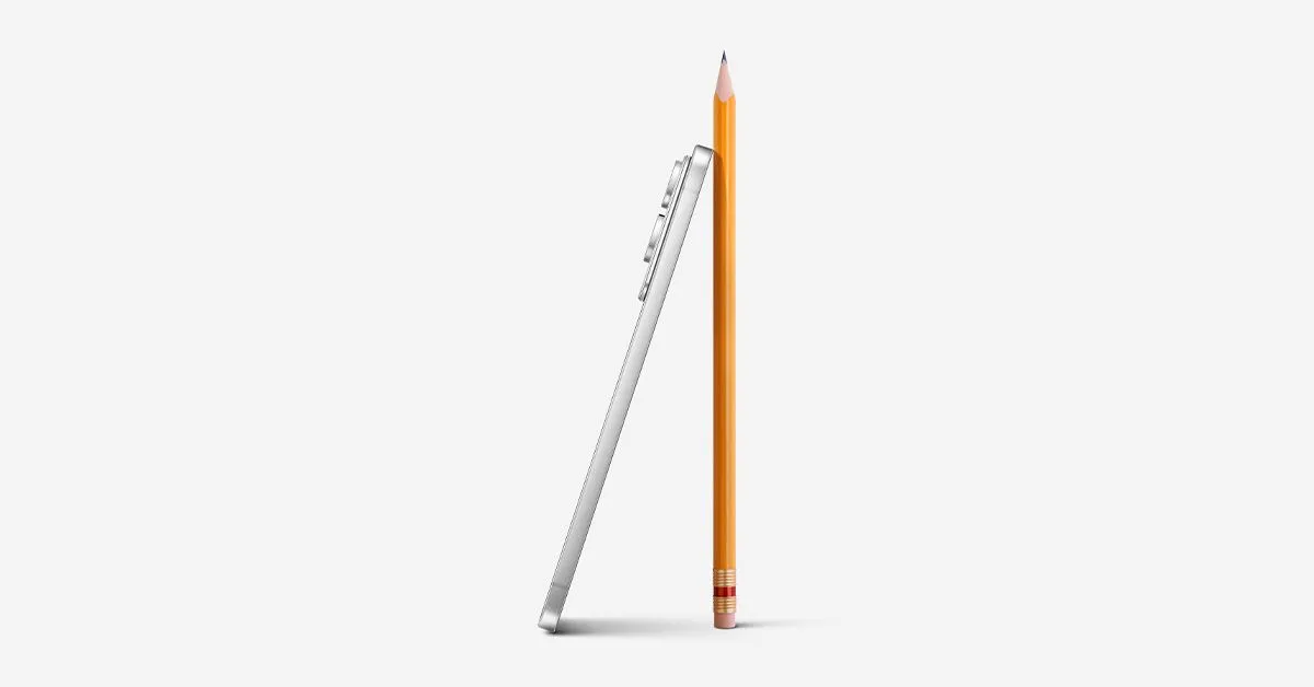 Điện thoại Samsung Galaxy S25 Edge siêu mỏng đặt cạnh cây bút chì cho thấy kích thước và độ dày ấn tượng.