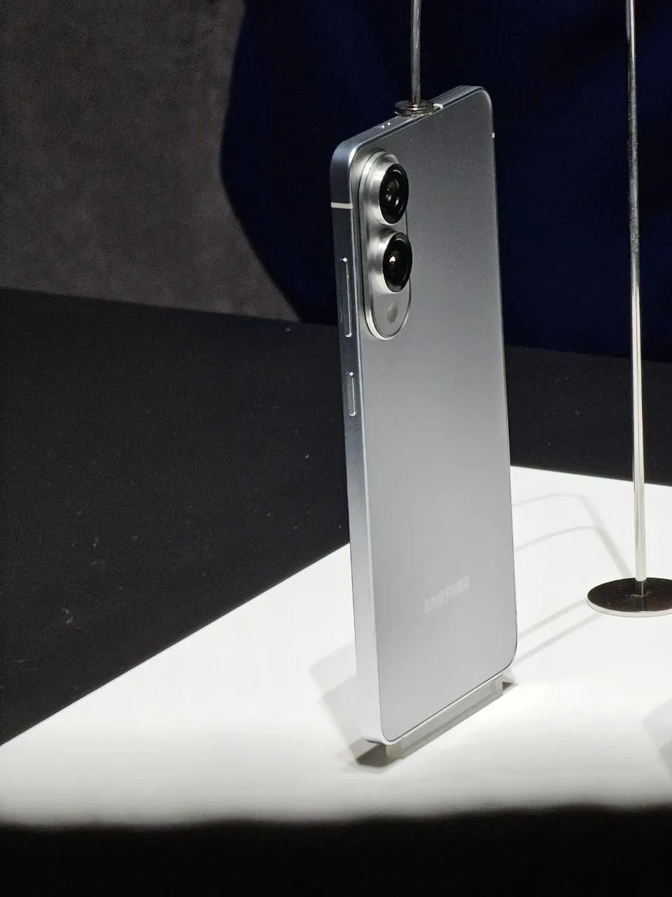 Điện thoại Samsung Galaxy S25 Edge siêu mỏng màu đen đặt đứng trên mặt bàn, cho thấy thiết kế tinh gọn và hai camera sau.