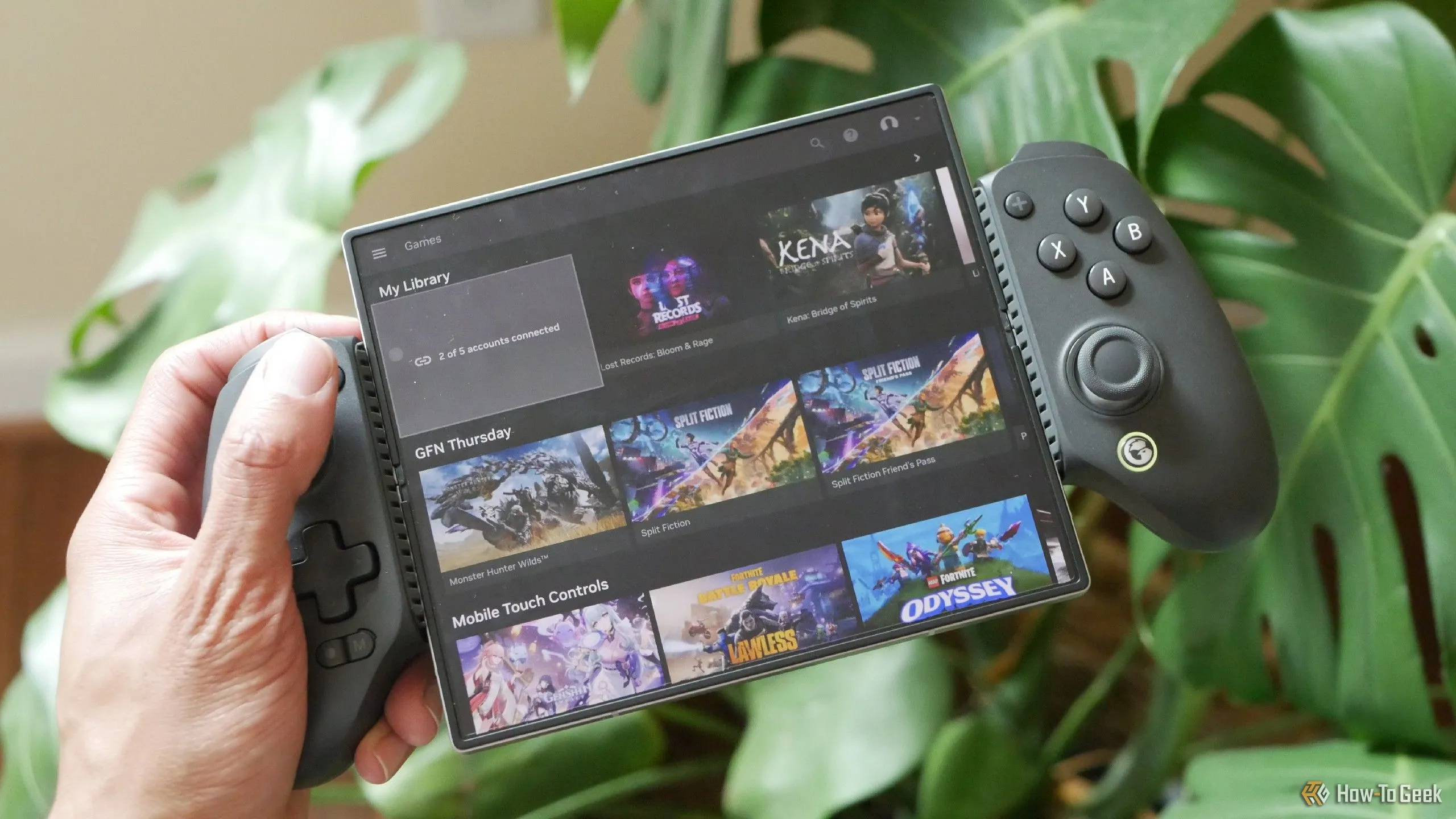 Điện thoại Samsung Galaxy Z Fold 6 đang chơi game qua GeForce NOW cùng tay cầm GameSir G8+
