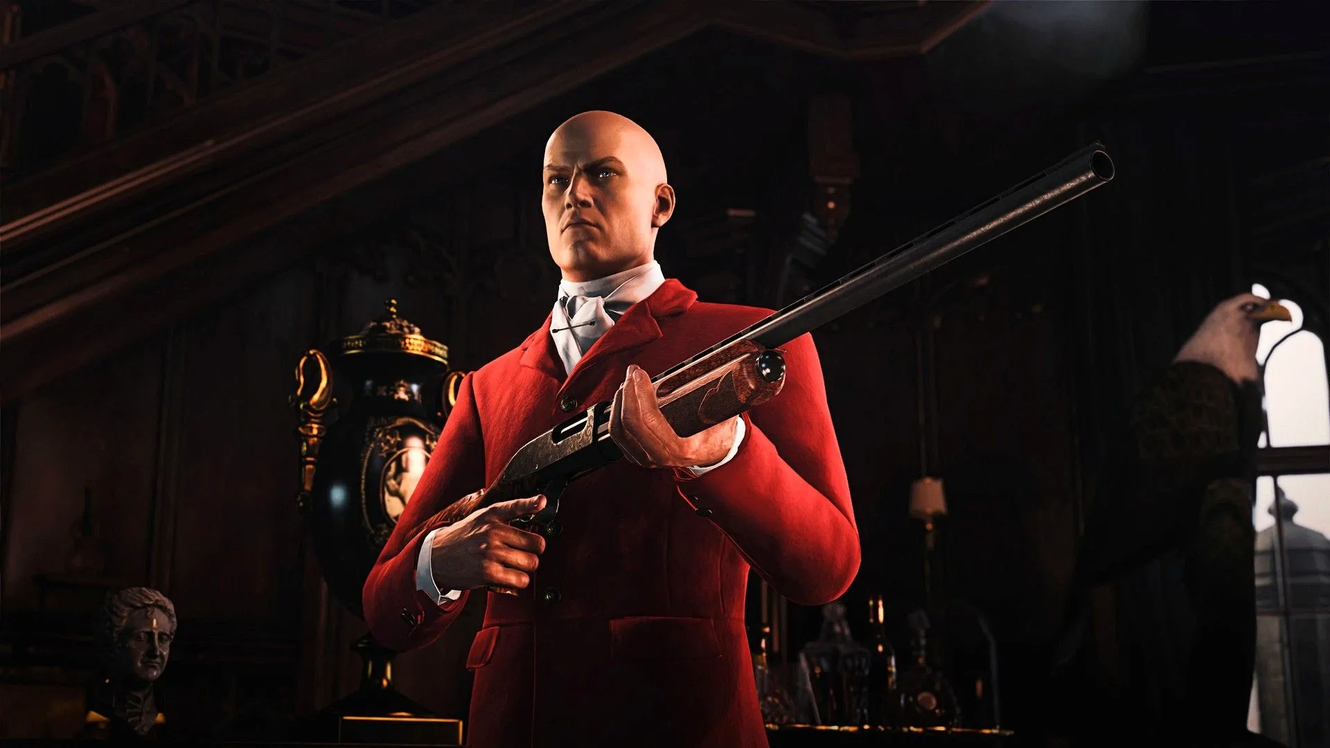 Điệp viên 47 cầm súng shotgun và mặc bộ vest đỏ trong Hitman 3.