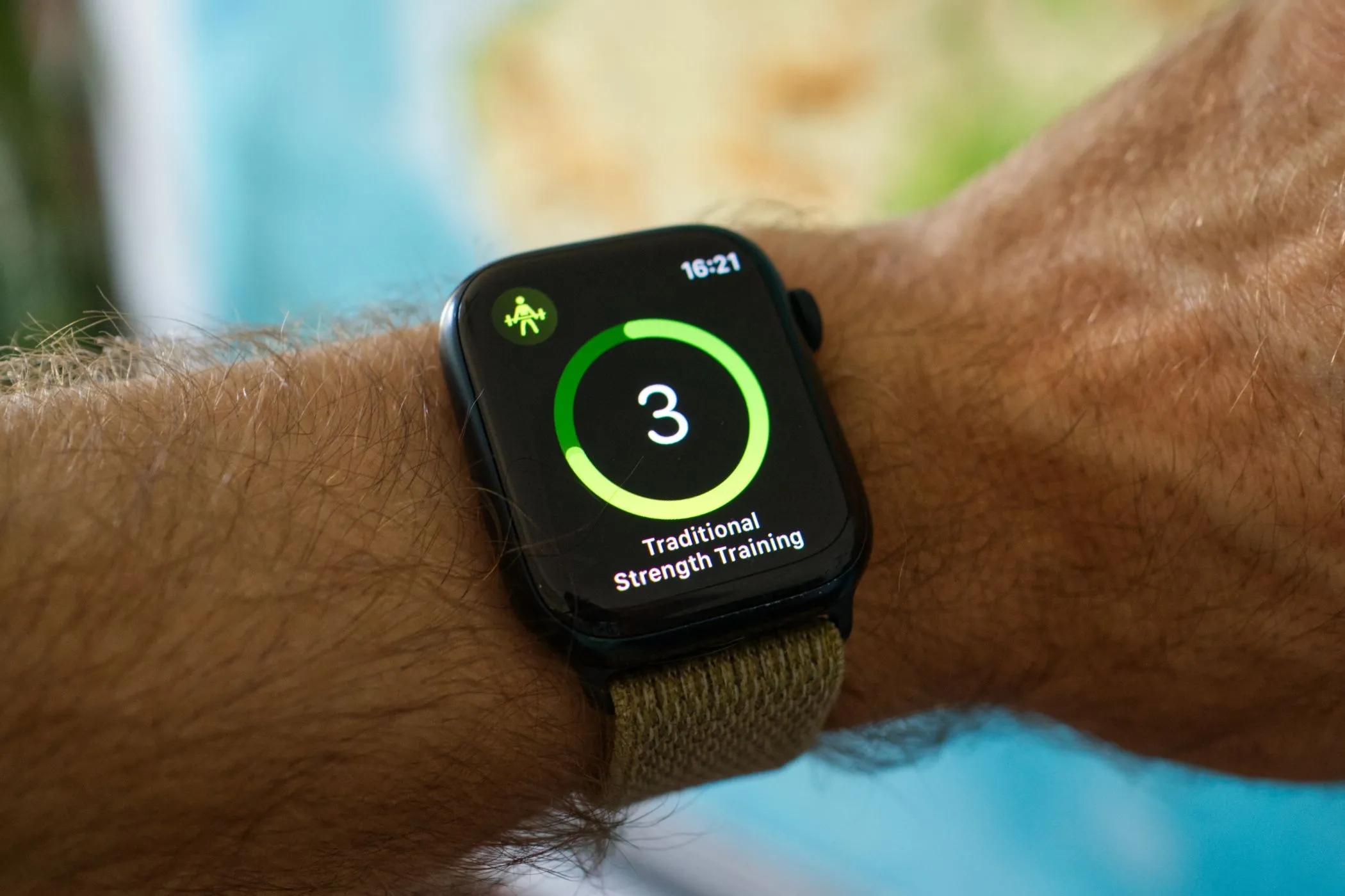 Đồng hồ Apple Watch Series 8 hiển thị màn hình bắt đầu bài tập luyện sức mạnh