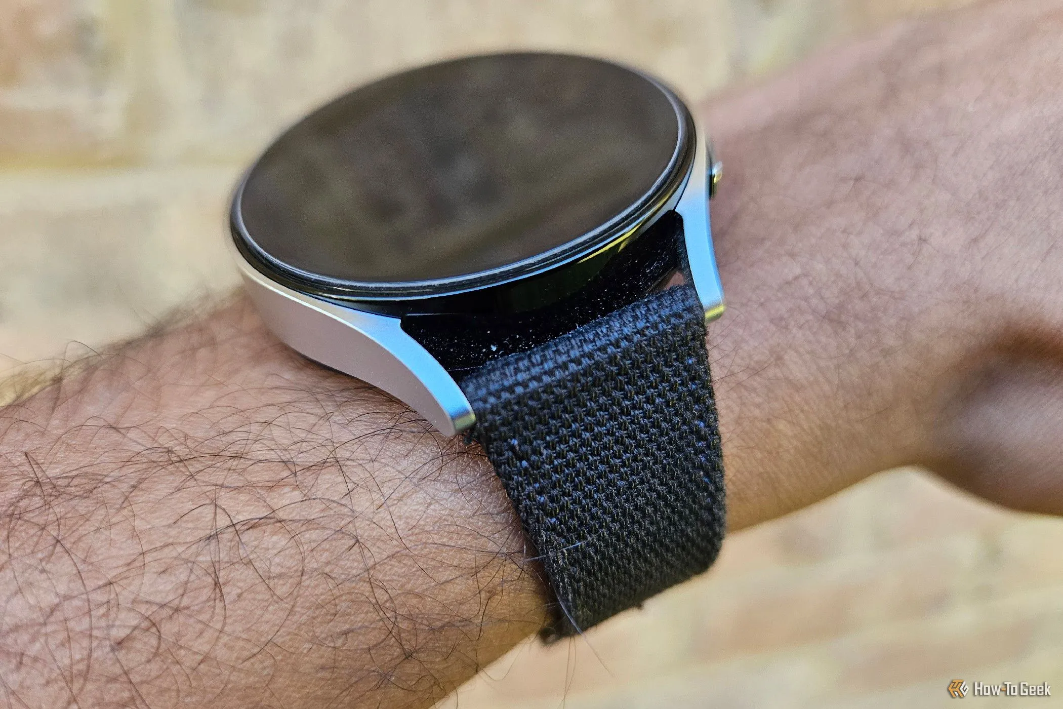 Đồng hồ Galaxy Watch với dây đeo thay thế, thể hiện khả năng tùy biến thiết kế