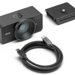 Elgato Facecam 4K kèm cáp USB-C và giá gắn màn hình, thể hiện thiết kế webcam chuyên nghiệp