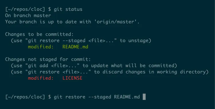File README.md được tự động hoàn thành bởi lệnh git restore --staged qua Tab Completion