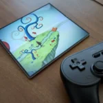 Game Figment hiển thị trên Samsung Galaxy Z Fold 6 cùng tay cầm chơi game 8BitDo Pro 2, minh họa trải nghiệm game di động trên Epic Games Store