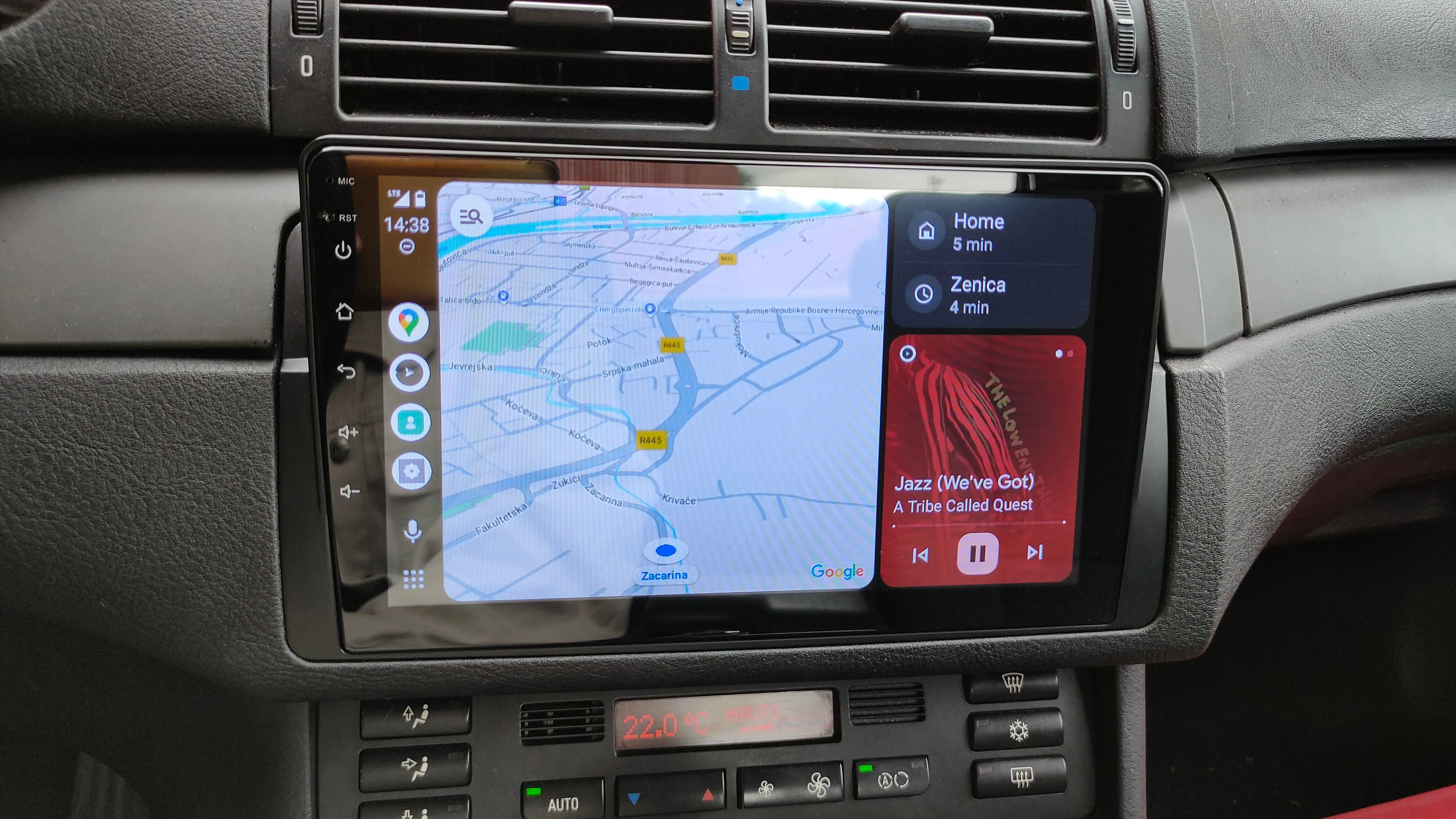 Giao diện Android Auto đang hiển thị trên màn hình trung tâm của xe hơi cũ sau khi nâng cấp, mang lại trải nghiệm thông minh.