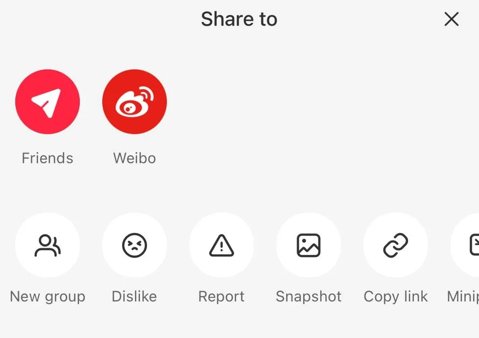 Giao diện chia sẻ của ứng dụng RedNote (Xiaohongshu) với tùy chọn chia sẻ lên Weibo