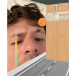 Giao diện game Perfect Pitch Challenge trên TikTok với đồng xu và các chướng ngại vật cần vượt qua bằng giọng hát