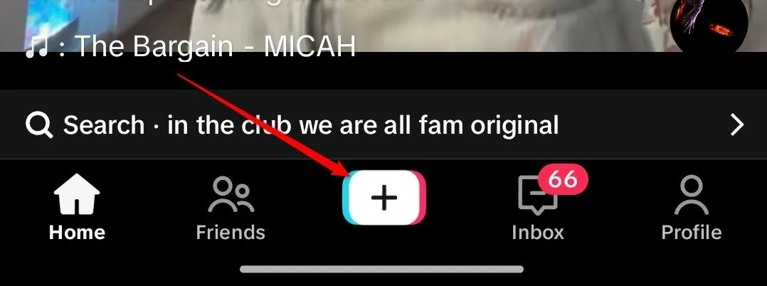 Giao diện màn hình chính của ứng dụng TikTok với nút dấu cộng để tạo video hoặc chơi game