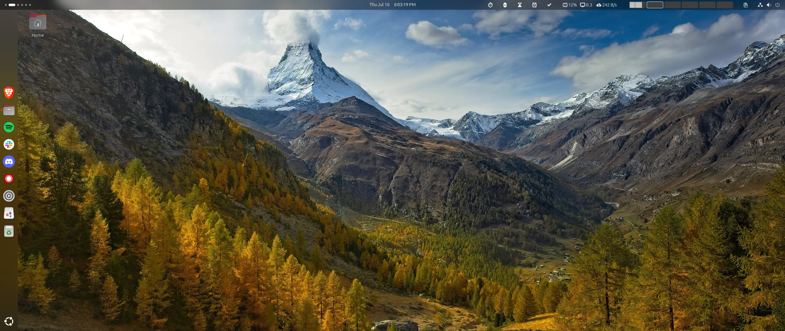 Giao diện màn hình nền Ubuntu với thanh Top Bar phía trên và Dock bên trái.