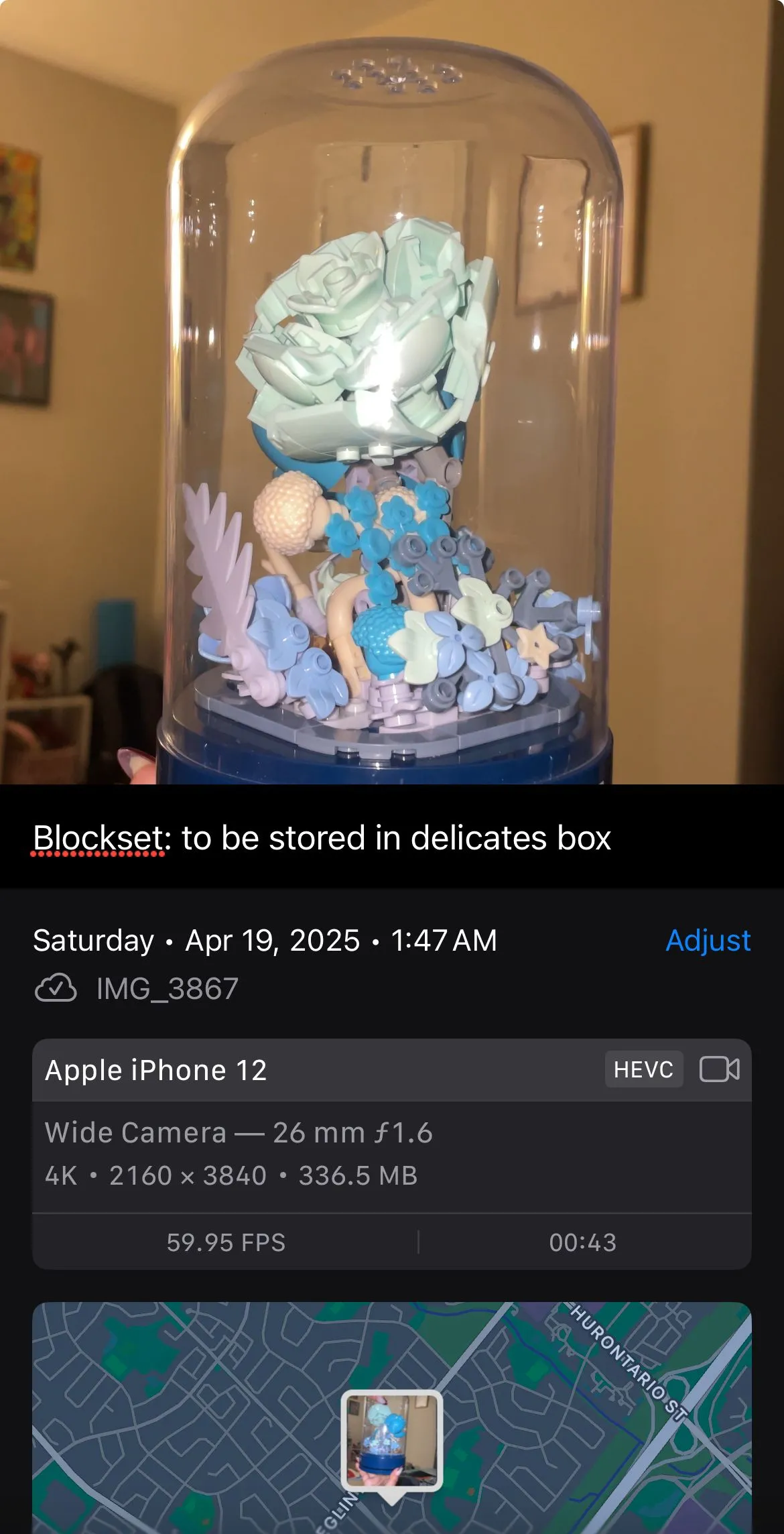Giao diện ứng dụng Ảnh (Photos) trên iPhone với tính năng chú thích, giúp người dùng dễ dàng mô tả nội dung từng hộp đồ đã đóng gói để quản lý hiệu quả.