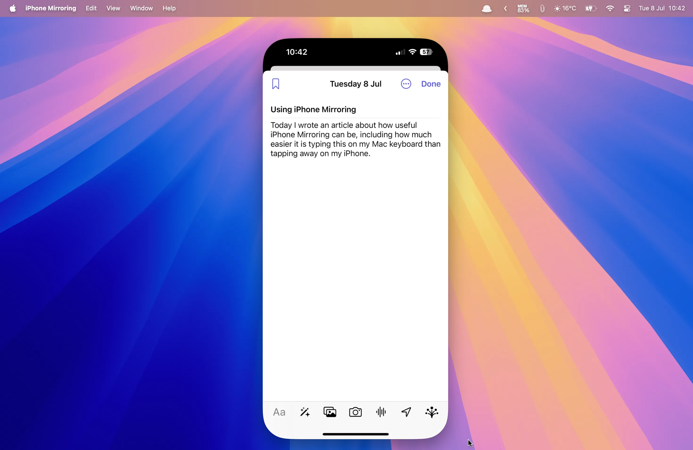 Giao diện ứng dụng Nhật ký (Journal) của Apple với một mục nhập đang được viết, hiển thị trên iPhone Mirroring trên màn hình Mac.