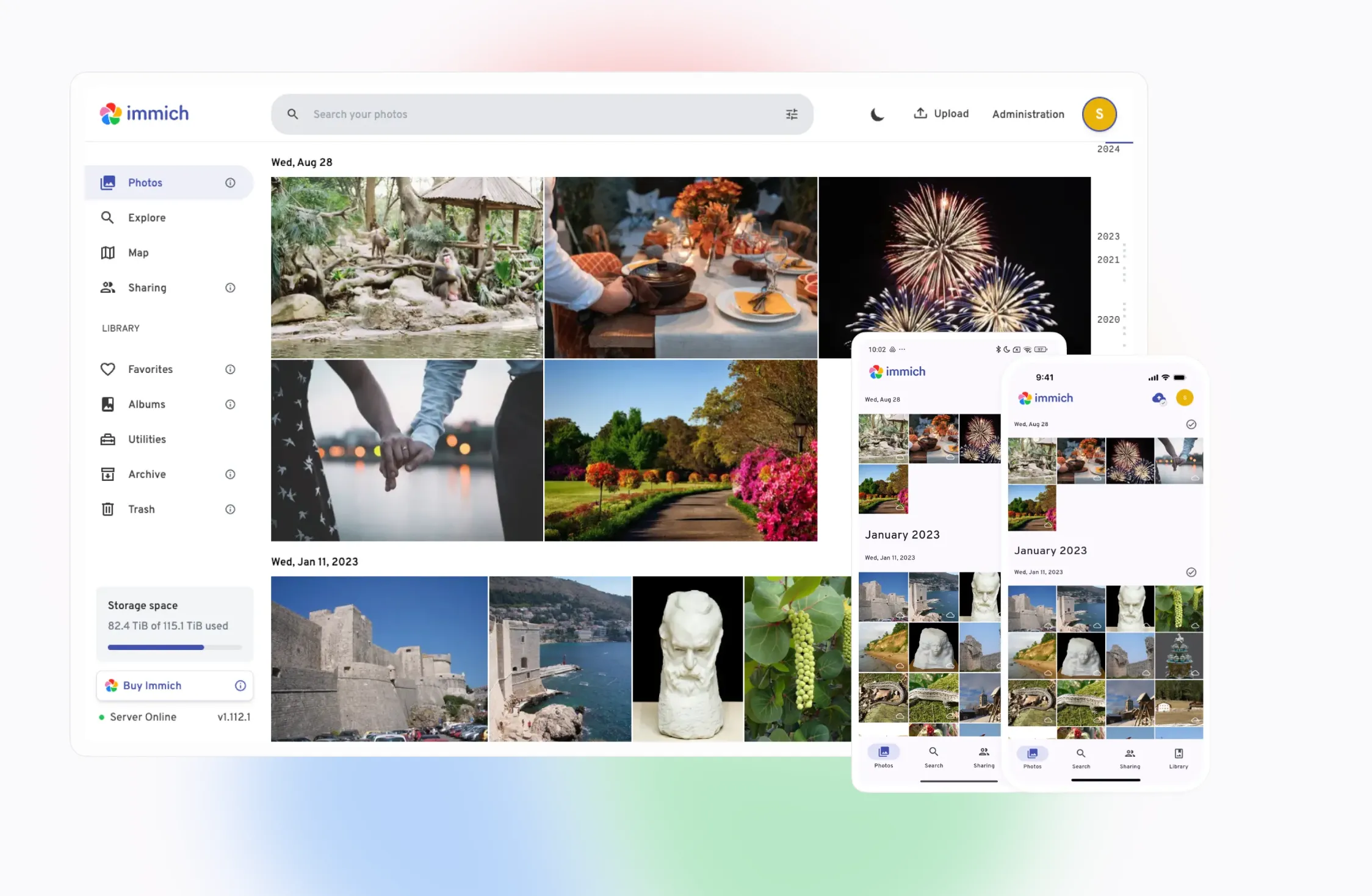 Giao diện ứng dụng web sao lưu ảnh Immich trên thiết bị di động và máy tính để bàn, minh họa khả năng tự quản lý ảnh cá nhân.