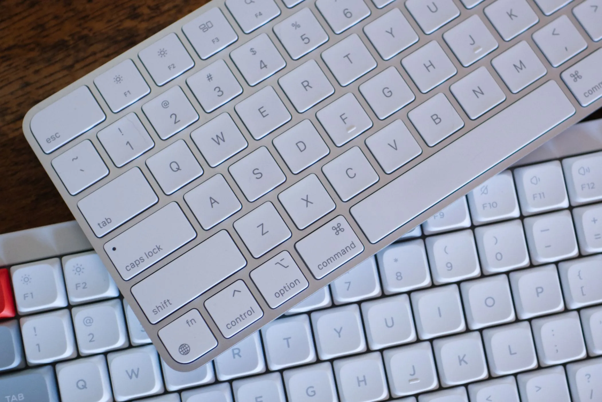 Hai bàn phím cơ và bàn phím Magic của Apple, gợi ý tầm quan trọng của việc sử dụng phím tắt để tối ưu hiệu suất duyệt web.