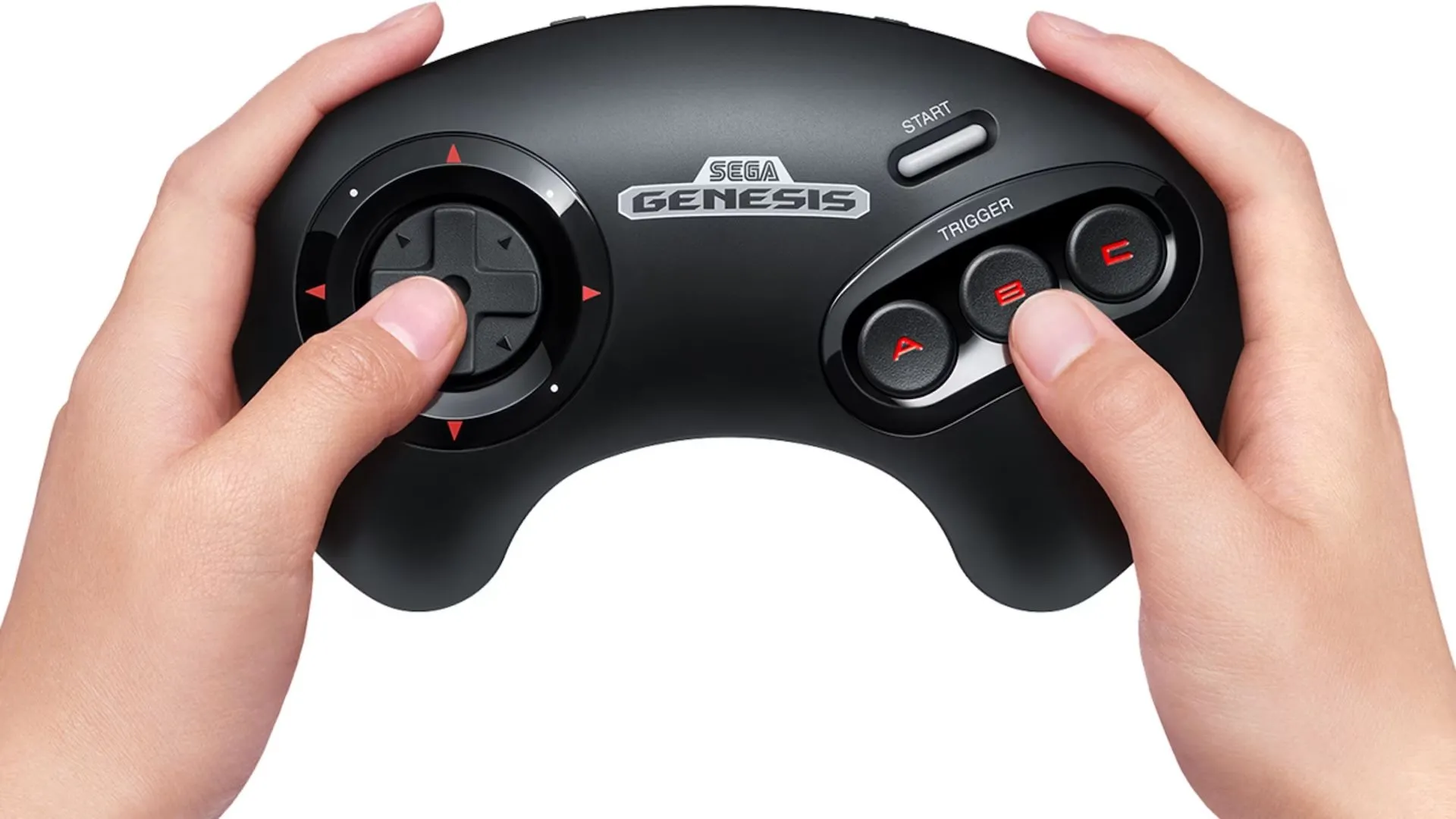 Hai bàn tay đang cầm bộ điều khiển SEGA Genesis tương thích với Nintendo Switch Online, gợi lên cảm giác hoài cổ và trải nghiệm chơi game kinh điển.