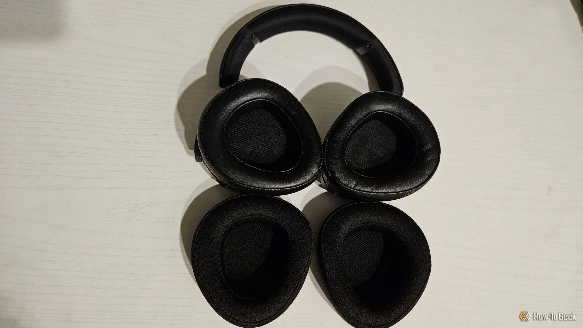 Hai cặp đệm tai nghe ASUS ROG Delta II với chất liệu khác nhau