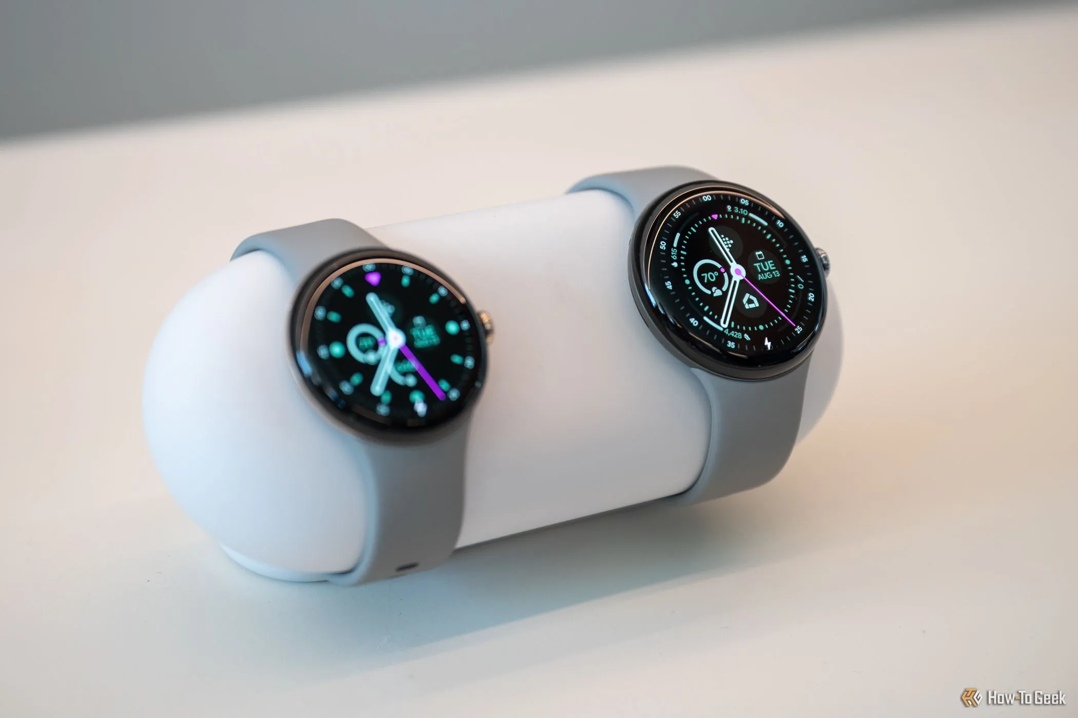 Hai phiên bản 41mm và 45mm của Google Pixel Watch 3 được trưng bày tại sự kiện Made By Google 2024, làm nổi bật thiết kế và kích thước.