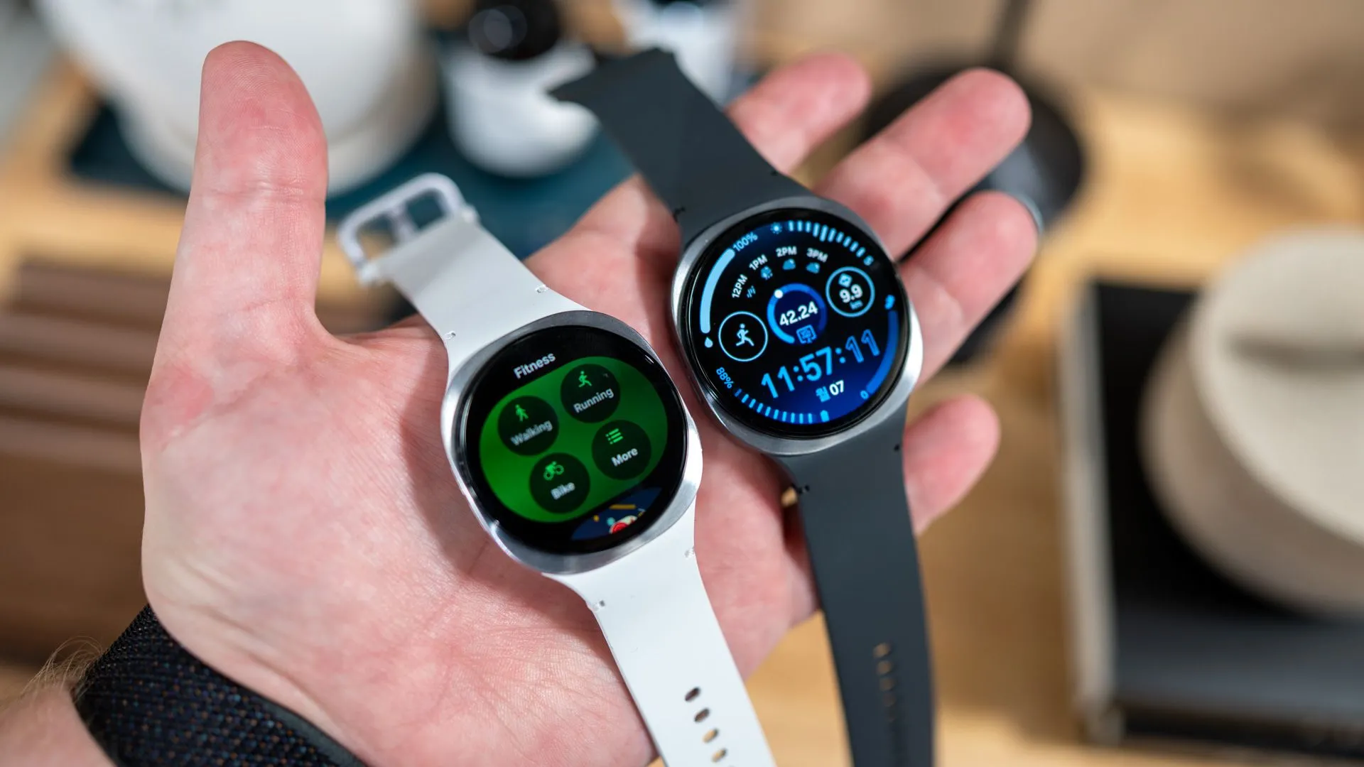 Hai phiên bản Galaxy Watch 8 40mm và 44mm trên tay người dùng, thể hiện sự khác biệt kích thước màn hình Super AMOLED.