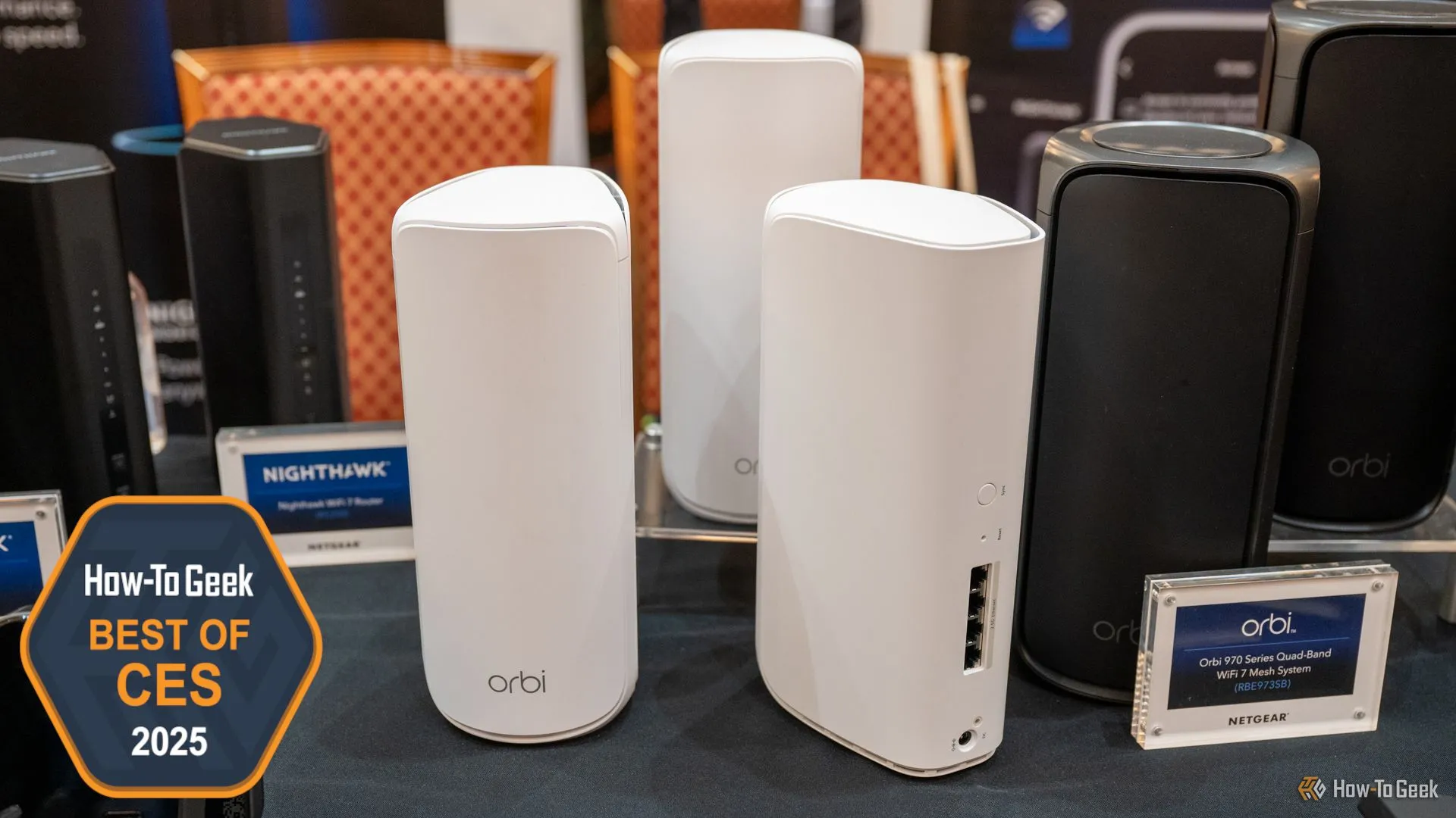 Hệ thống Wi-Fi Mesh NETGEAR Orbi 870 Series đặt trên bàn.