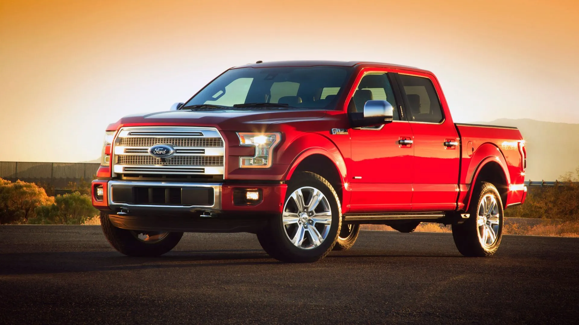 Hình ảnh chiếc Ford F-150 đời 2015 màu đỏ đỗ trên đường đất, mẫu xe nằm trong diện điều tra lỗi hộp số.
