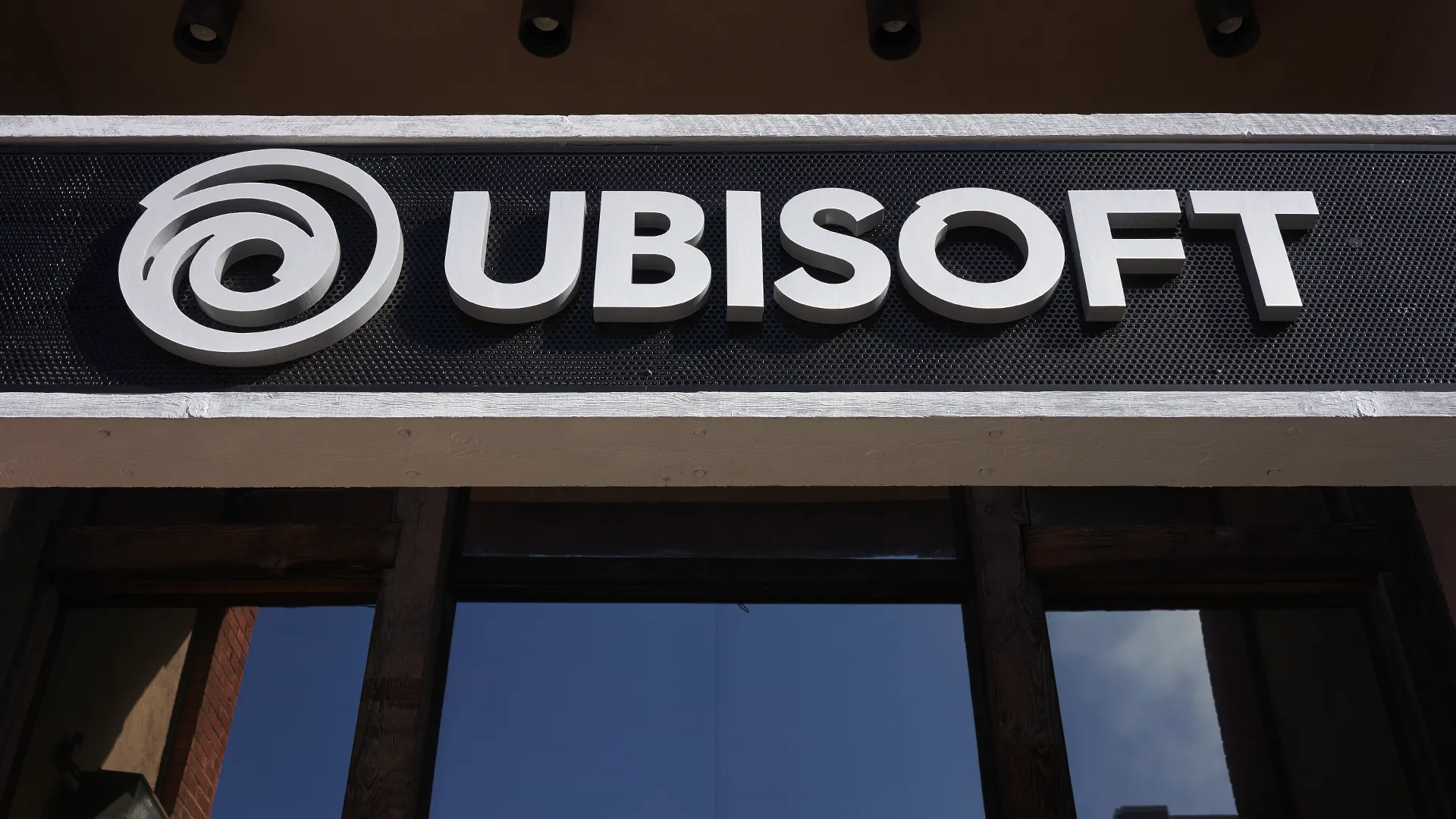 Hình ảnh mặt tiền trụ sở Ubisoft, công ty đang đối mặt với vụ kiện về thu thập dữ liệu người chơi.