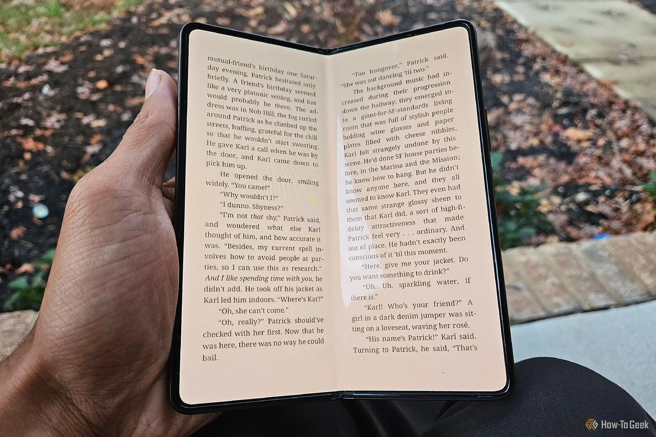 Hình ảnh một người đang đọc sách điện tử trên điện thoại Samsung Galaxy Z Fold 5, nhấn mạnh việc tận dụng thời gian dùng màn hình cho mục đích hữu ích.