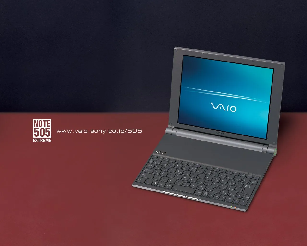 Hình ảnh quảng cáo Sony VAIO PCG-X505 màu bạc mở ra, trưng bày màn hình và bàn phím mỏng