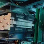 Hình ảnh tản nhiệt khí CPU tháp đôi với hai quạt trong lòng case máy tính