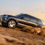 Hình ảnh Zeekr 9X chạy off-road, thể hiện sự mạnh mẽ của SUV điện hạng sang mới.
