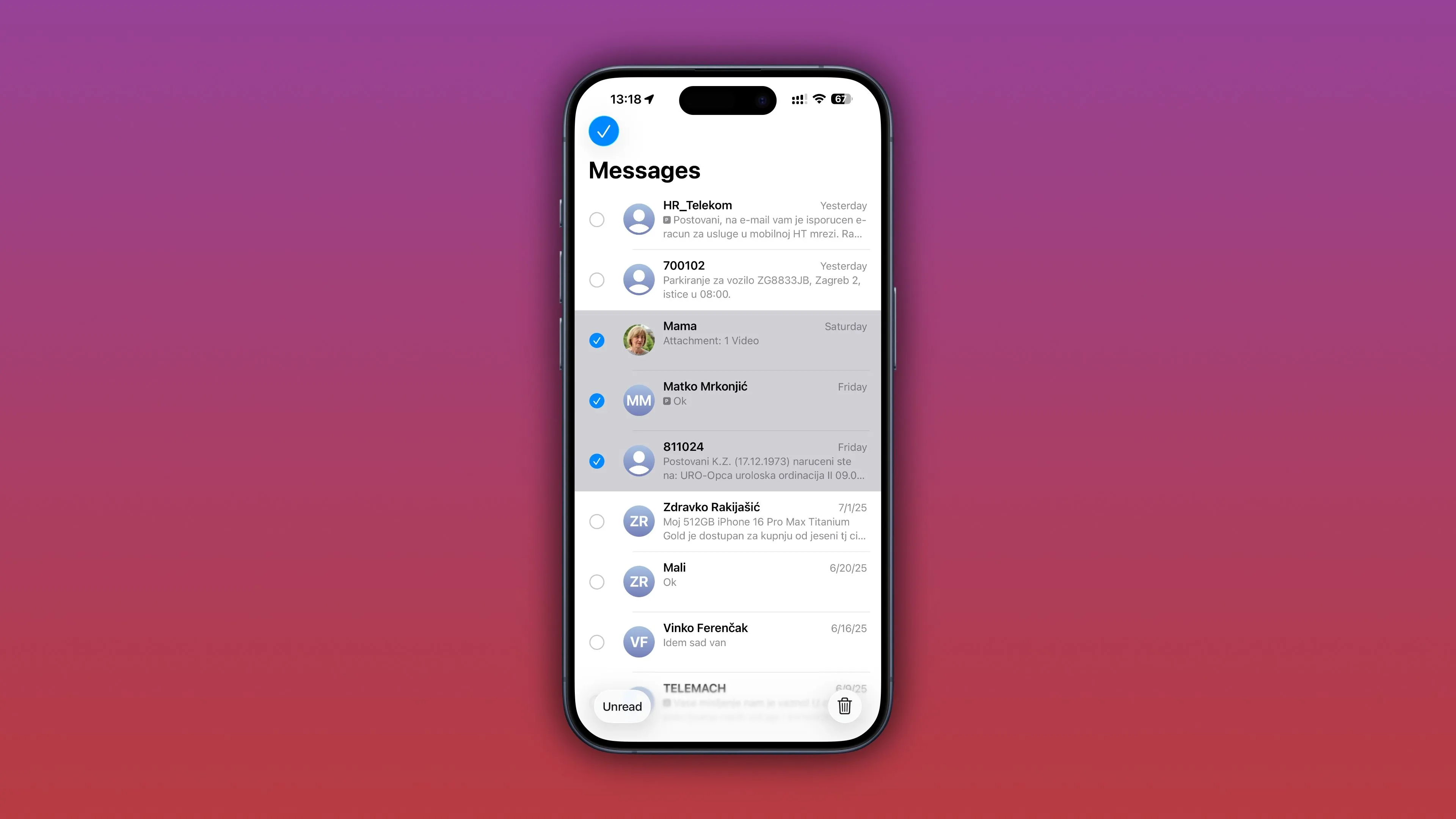 Kéo hai ngón tay để chọn nhiều cuộc trò chuyện trong ứng dụng Tin nhắn trên iPhone iOS.