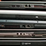 Laptop cũ trong đống phế liệu điện tử