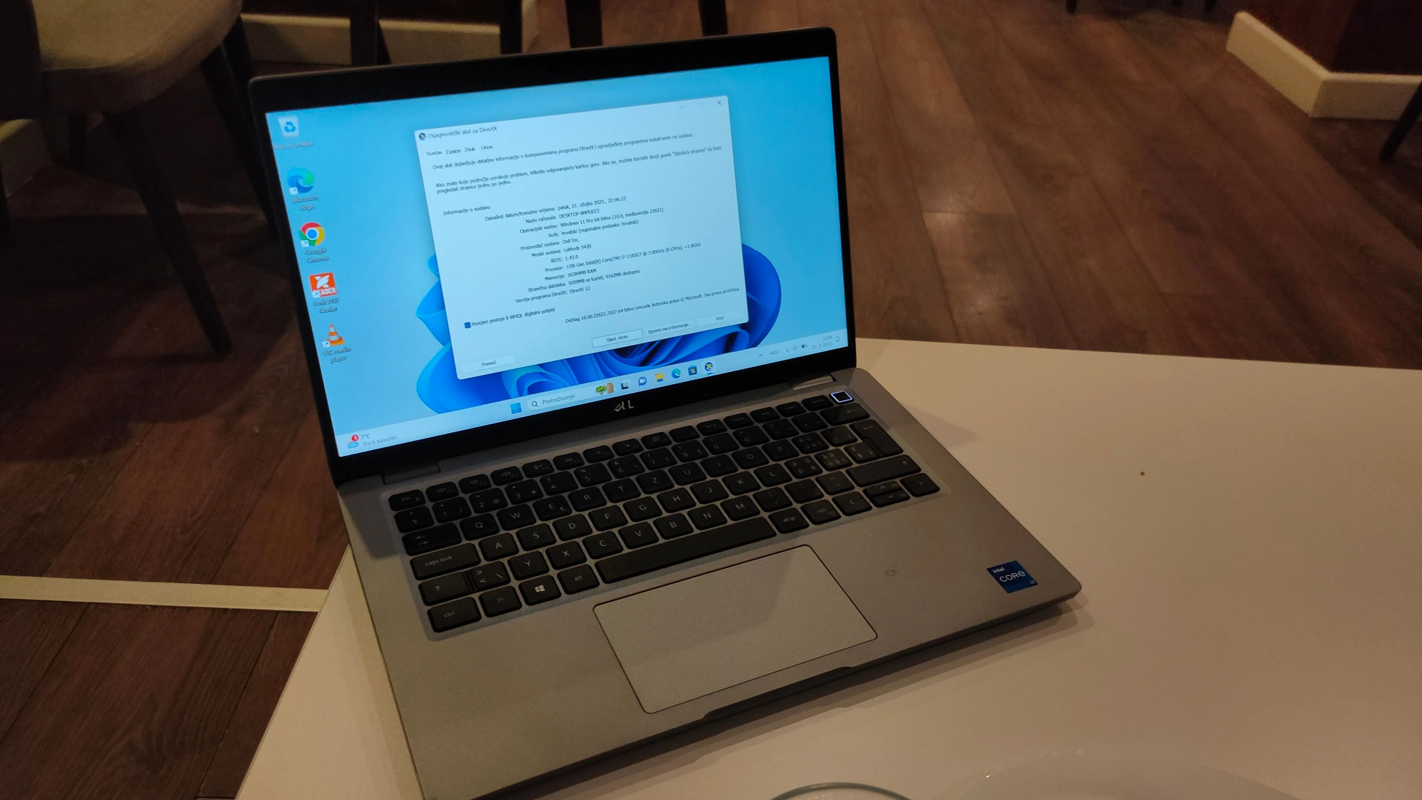 Laptop Dell Latitude 5420 trên bàn làm việc