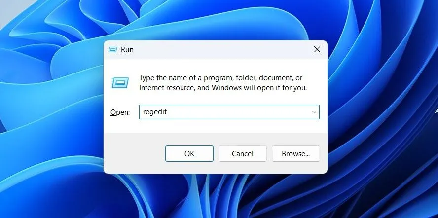 Lệnh &quot;regedit&quot; được nhập vào hộp thoại Run để mở Registry Editor trên Windows 11.