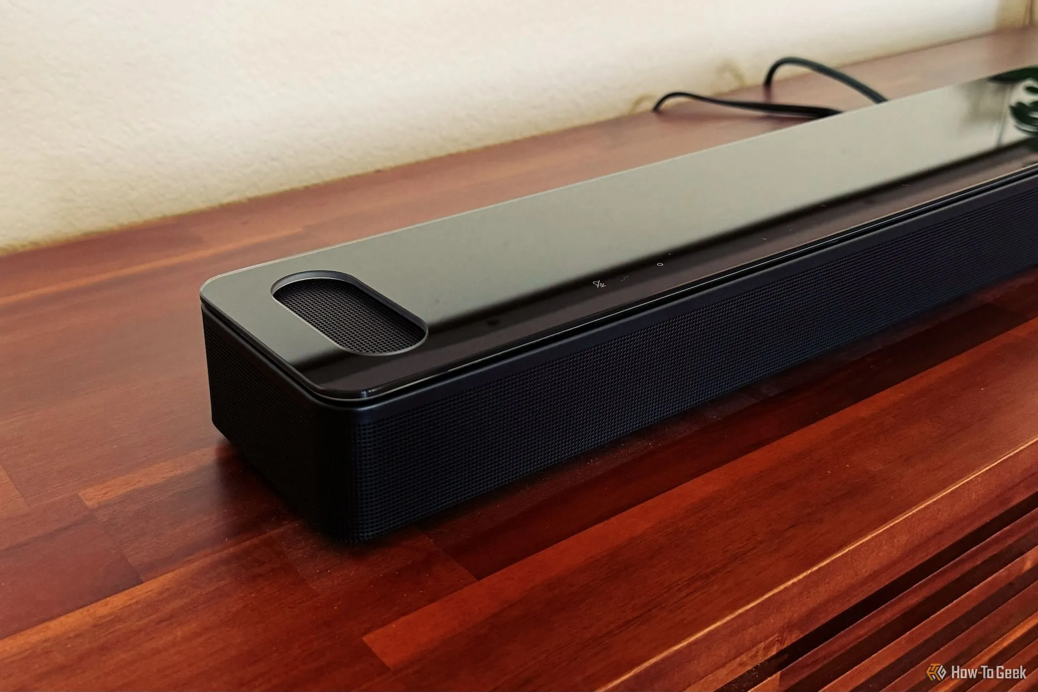 Loa Bose Smart Ultra Soundbar hiện đại với loa Atmos, minh họa thiết bị âm thanh có khả năng chống nhiễu tốt