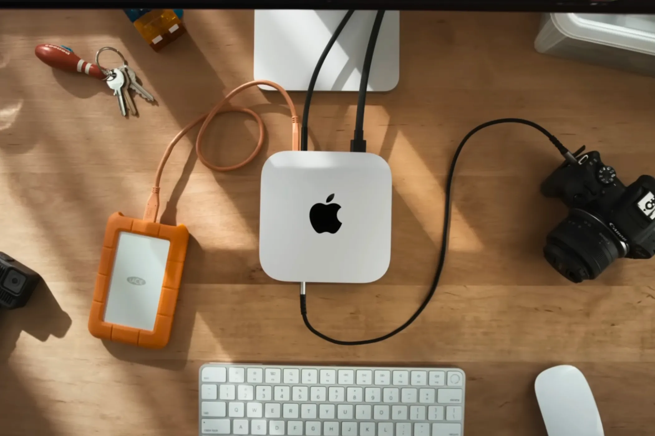 Mac mini M4 trên bàn làm việc, minh họa thiết bị hỗ trợ Thunderbolt