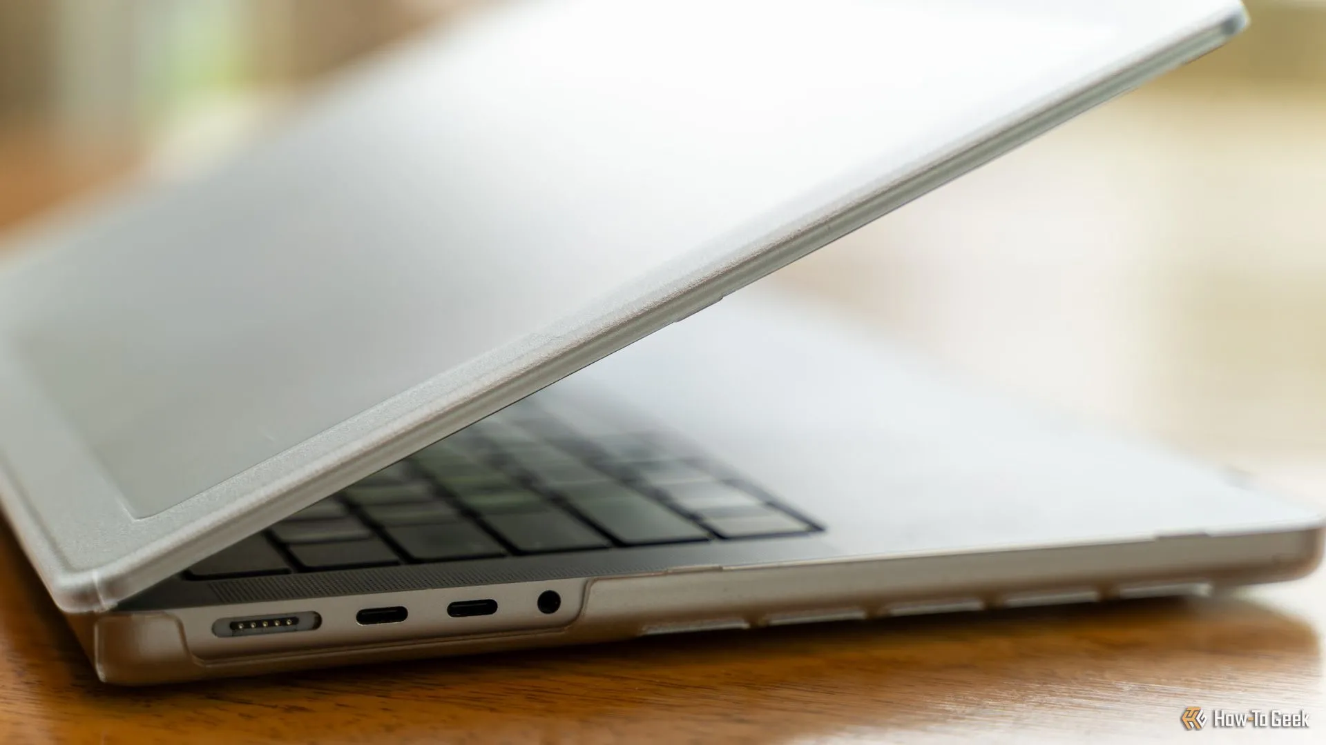 MacBook Pro 14 inch M1 Max với ốp lưng Incase Edge Hardshell Case, hiển thị các cổng USB-C và MagSafe được bảo vệ.