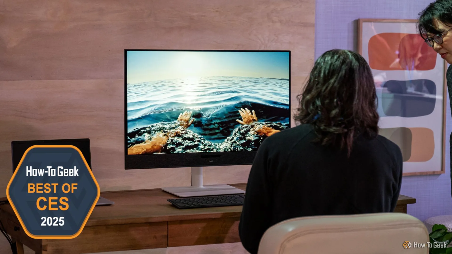 Màn hình 4K Dell UltraSharp 27 hiển thị video sắc nét.