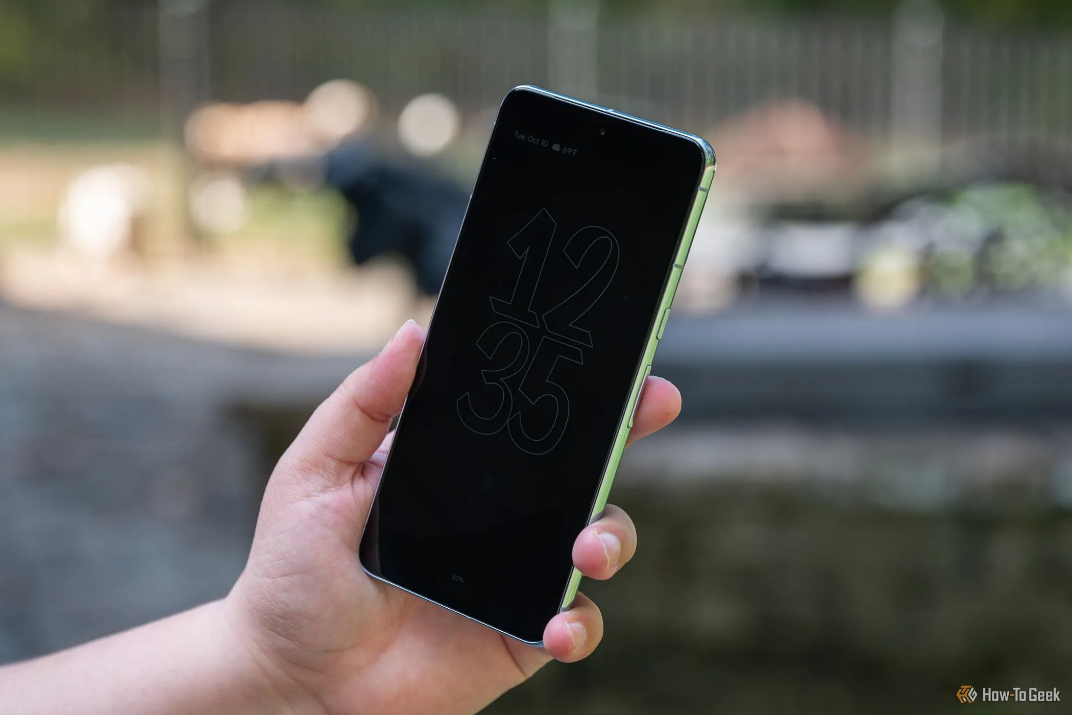 Màn hình Always-on Display trên Google Pixel 8 Pro hiển thị các thông báo.