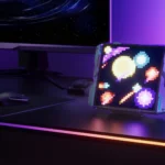 Màn hình Govee Gaming Pixel Light trên bàn gaming, hiển thị pixel art sống động