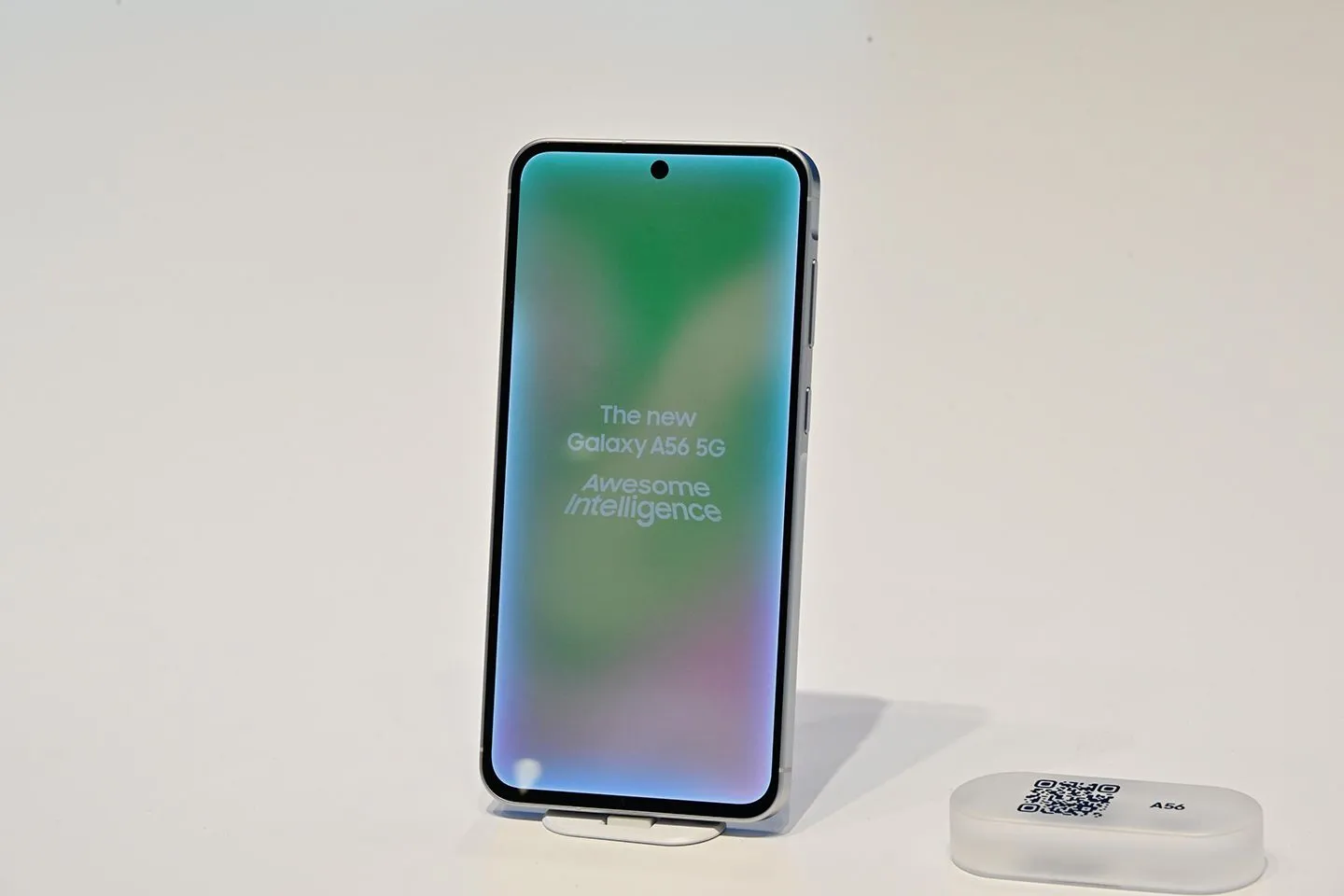 Màn hình hiển thị sống động của Samsung Galaxy A56 đặt trên giá đỡ