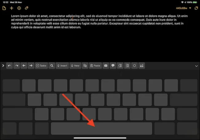 Màn hình iPad hiển thị bàn phím ở chế độ bàn di chuột ảo, hỗ trợ chọn văn bản nhanh.