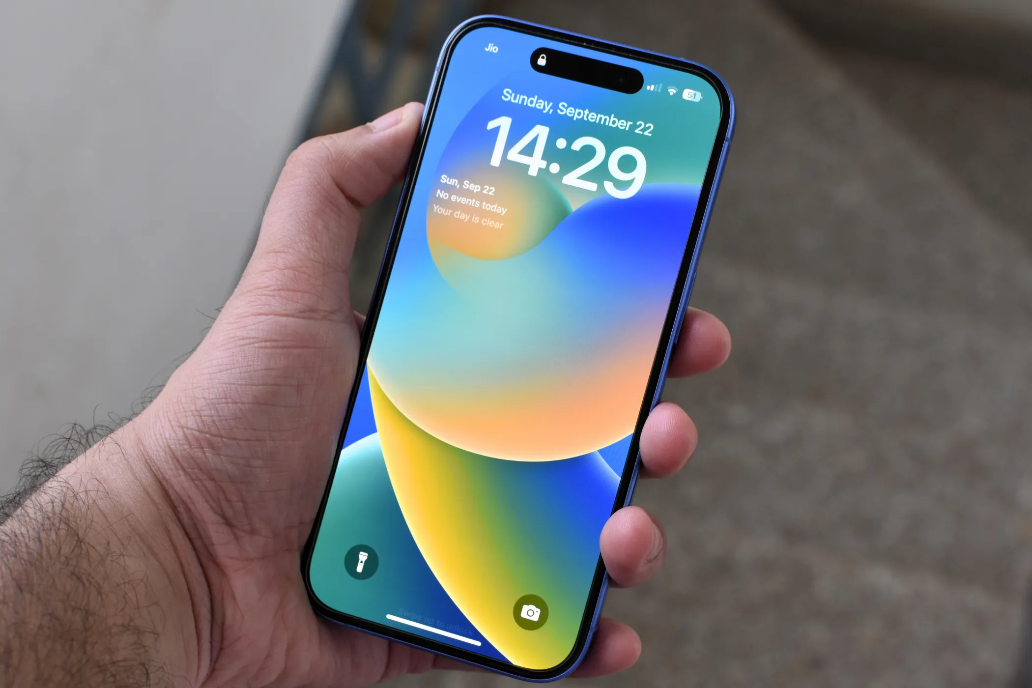 Màn hình iPhone với độ sáng cao, minh họa cho khái niệm peak brightness.