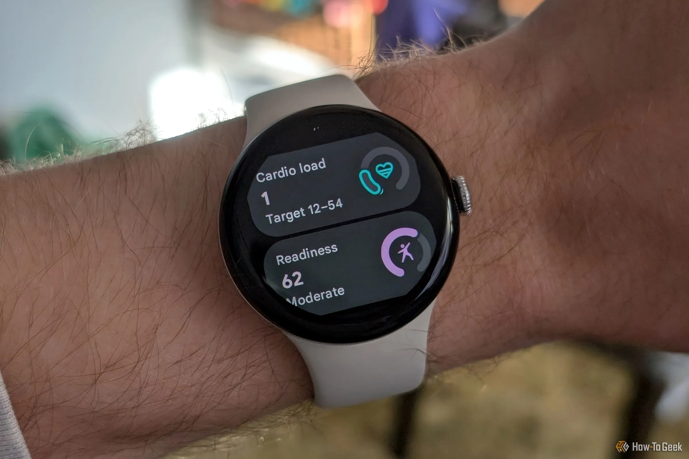 Màn hình Pixel Watch 3 hiển thị tính năng theo dõi mức độ gắng sức tim mạch và điểm sẵn sàng của Fitbit Premium.