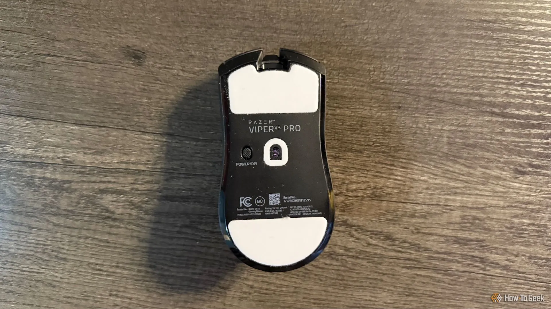 Mặt dưới chuột Razer Viper V3 Pro với các feet chuột PTFE lớn và nút DPI